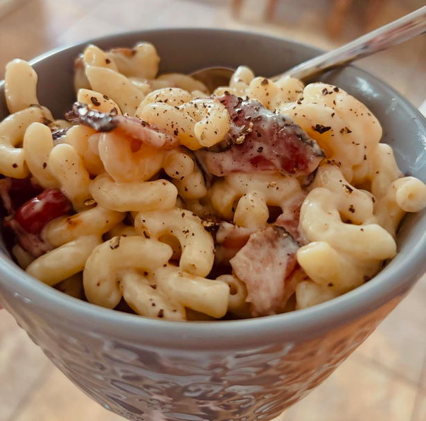 Creamy bacon mac and cheese with white American cheese and crispy bacon